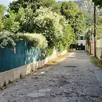 Maisonnette Avec Pergola *