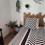 Maisonnette Avec Pergola * Toulon