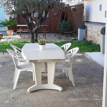 Maisonnette Avec Pergola Τουλόν