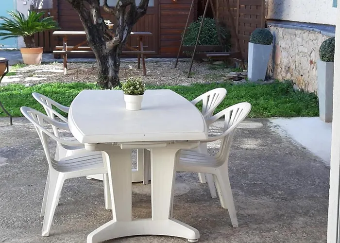 Maisonnette Avec Pergola Toulon