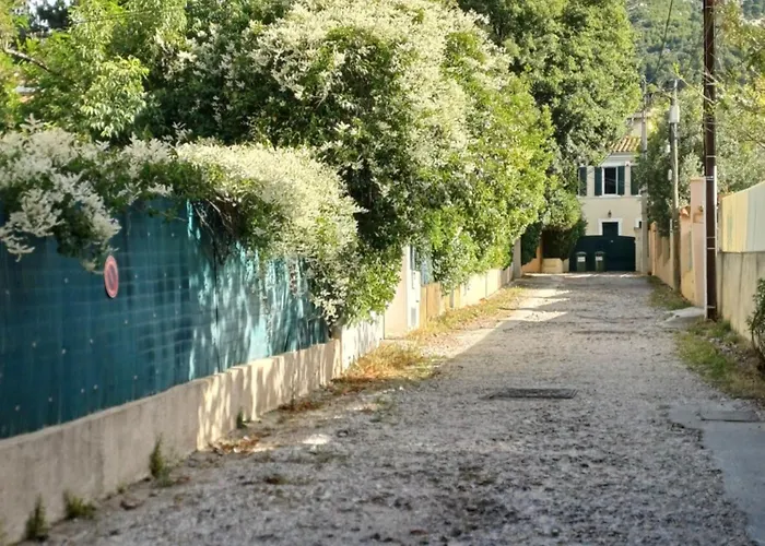 Maisonnette Avec Pergola *