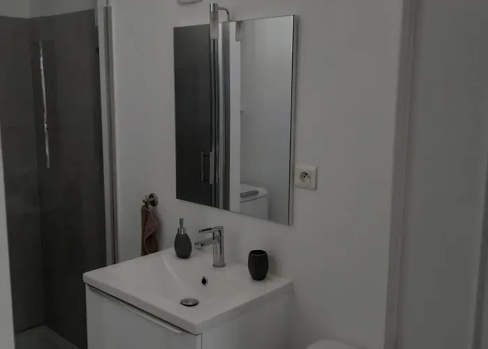 Maisonnette Avec Pergola * Toulon