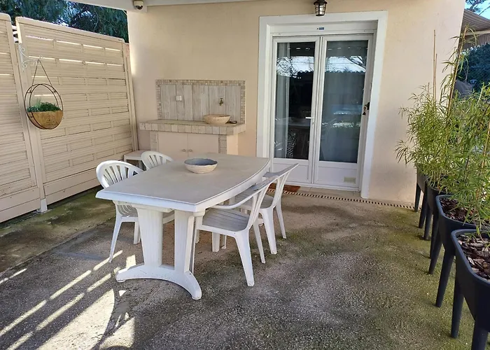 Maisonnette Avec Pergola *