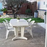 Maisonnette Avec Pergola 툴롱