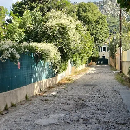 Maisonnette Avec Pergola *