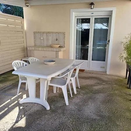 Maisonnette Avec Pergola *